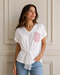 T-SHIRT BIANCA CON TASCHINO ROSA E DETTAGLIO IN PIZZO (67)