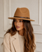CAPPELLO FEDORA IN FELTRO CAMMELLO CON CINTURINO IN PELLE