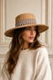 CAPPELLO A TESA LARGA IN FELTRO CAMMELLO CON FASCIA DECORATIVA