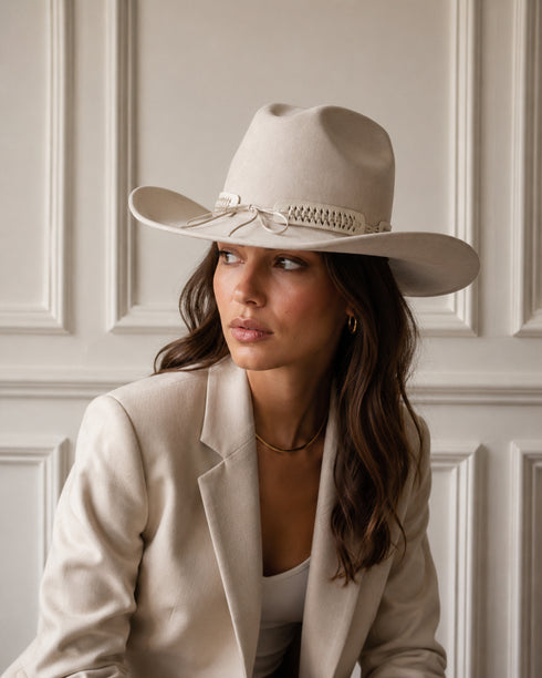 CAPPELLO COWBOY PANNA IN EFFETTO CAMOSCIO CON FASCIA INTRECCIATA