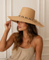 CAPPELLO IN PAGLIA A TESA LARGA CON DETTAGLIO CONCHIGLIE
