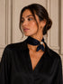 FOULARD BLU NOTTE CON DETTAGLIO GIOIELLO